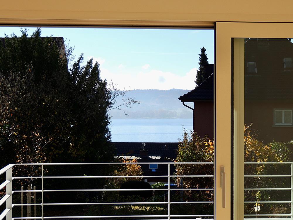 Bild Neubau Eigentumswohnungen Seehaldenstraße Überlingen: Bild eines Balkons mit Blick auf Überlingen