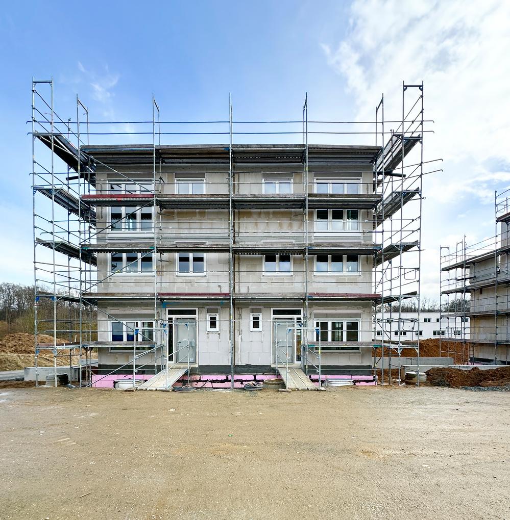 Bild Neubau Häuser Hildegard-von-Bingen-Straße Friedrichsdorf: Straßenansicht eines Mehrfamilienhauses