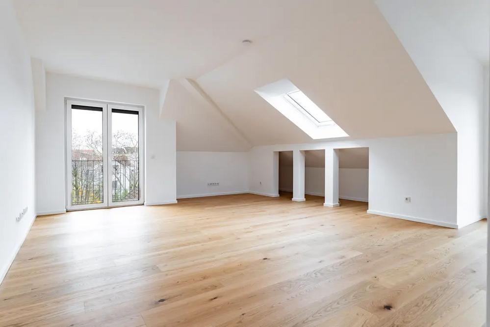 Bild Neubau Eigentumswohnungen Lindenstraße Offenbach am Main: Bild eines leeren Zimmers mit großem Fenster