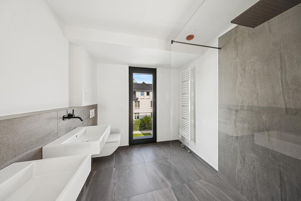 Bild Neubau Eigentumswohnungen und Häuser Seestraße Hamburg: Bild eines hellen Badezimmers