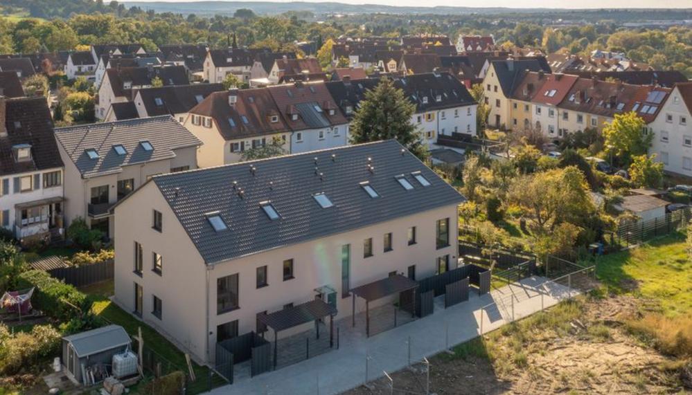 Bild Neubau Eigentumswohnungen und Häuser Helenenstraße Aschaffenburg Bild Neubau Eigentumswohnungen und Häuser Helenenstraße Aschaffenburg: Straßenansicht eines Einfamilienhauses mit AfA-Hinweis