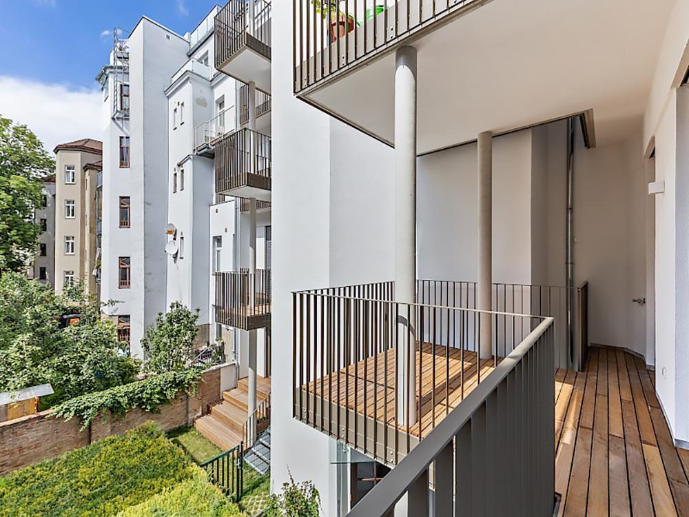 Bild Sanierung Eigentumswohnungen Akkonplatz Wie Bild Sanierung Eigentumswohnungen Akkonplatz Wien: Straßenansicht eines Mehrfamilienhauses