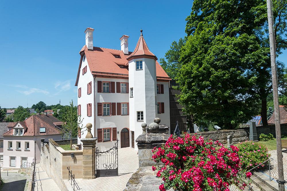 Bild Neubau Eigentumswohnungen Spindäckerstraße Heroldsberg Bild Neubau Eigentumswohnungen Spindäckerstraße Heroldsberg: Bild einer Altstadt vor einem Fluß