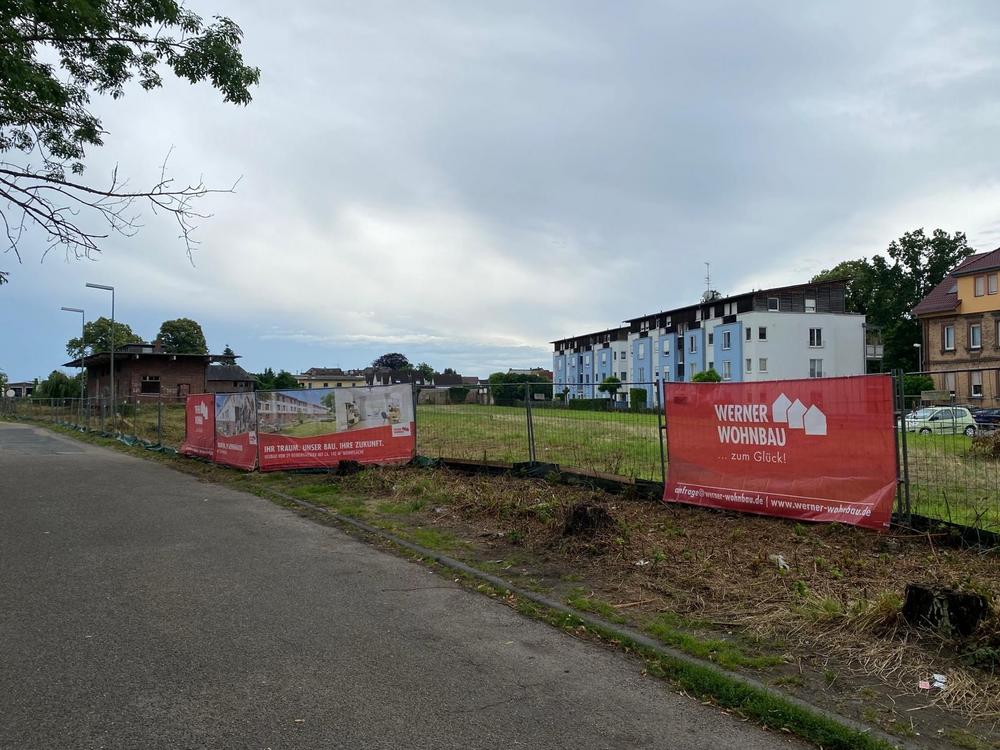 Bild Neubau Häuser Bahnhofstraße Bischofsheim Bild Neubau Häuser Bahnhofstraße Bischofsheim: Bild einer Baustelle