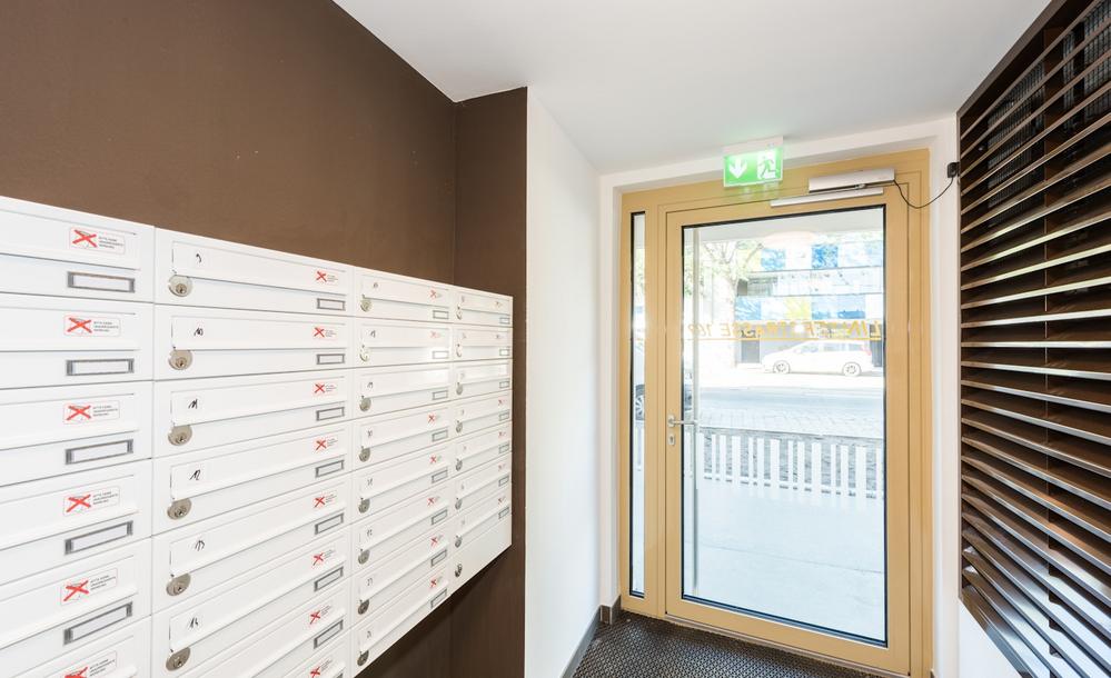 Bild Sanierung Eigentumswohnungen Hasnerstraße Wien: Bild eines Hauseingangs mit Briefkästen