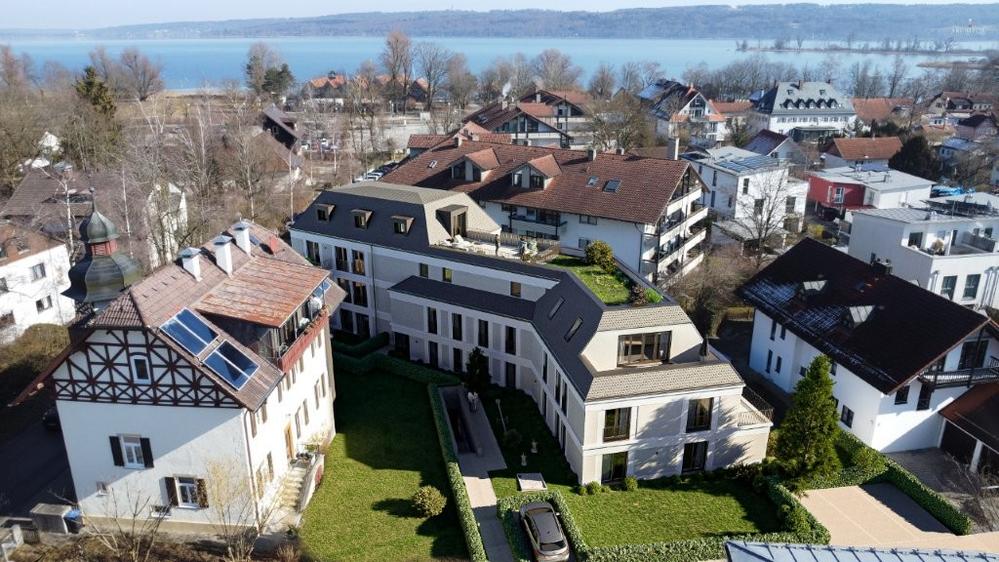 Bild Neubau Eigentumswohnungen Neubauprojekt See-Quartier-Dießen: Vogelperspektive auf ein Mehrfamilienhaus