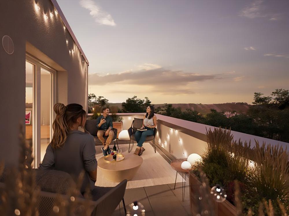 Bild Neubau Häuser Lindenstraße Kirchheim am Neckar Bild Neubau Häuser Lindenstraße Kirchheim am Neckar: Visualisierung einer Dachterrasse am Abend mit Menschen