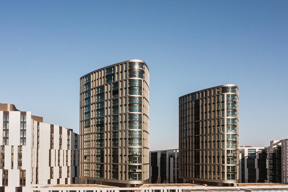 Bild Neubau Eigentumswohnungen HPQ Hafenparkquartier Bild Neubau Eigentumswohnungen HPQ Hafenparkquartier: Visualisierung einer Dachterrasse am Abend mit Menschen