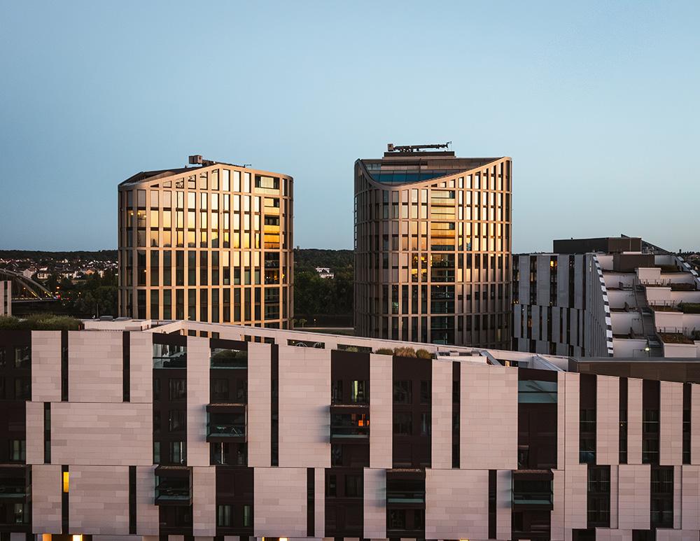 Bild Neubau Eigentumswohnungen HPQ Hafenparkquartier Bild Neubau Eigentumswohnungen HPQ Hafenparkquartier: Visualisierung einer Dachterrasse am Abend mit Menschen