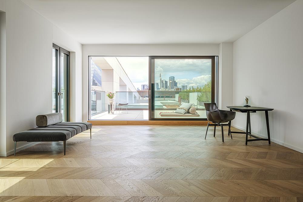 Bild Neubau Eigentumswohnungen HPQ Hafenparkquartier Bild Neubau Eigentumswohnungen HPQ Hafenparkquartier: Visualisierung einer Dachterrasse am Abend mit Menschen