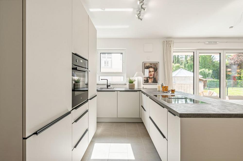 Bild Neubau Eigentumswohnungen Gaugasse Wiesbaden: Bild eines Zimmers mit großem Fenster