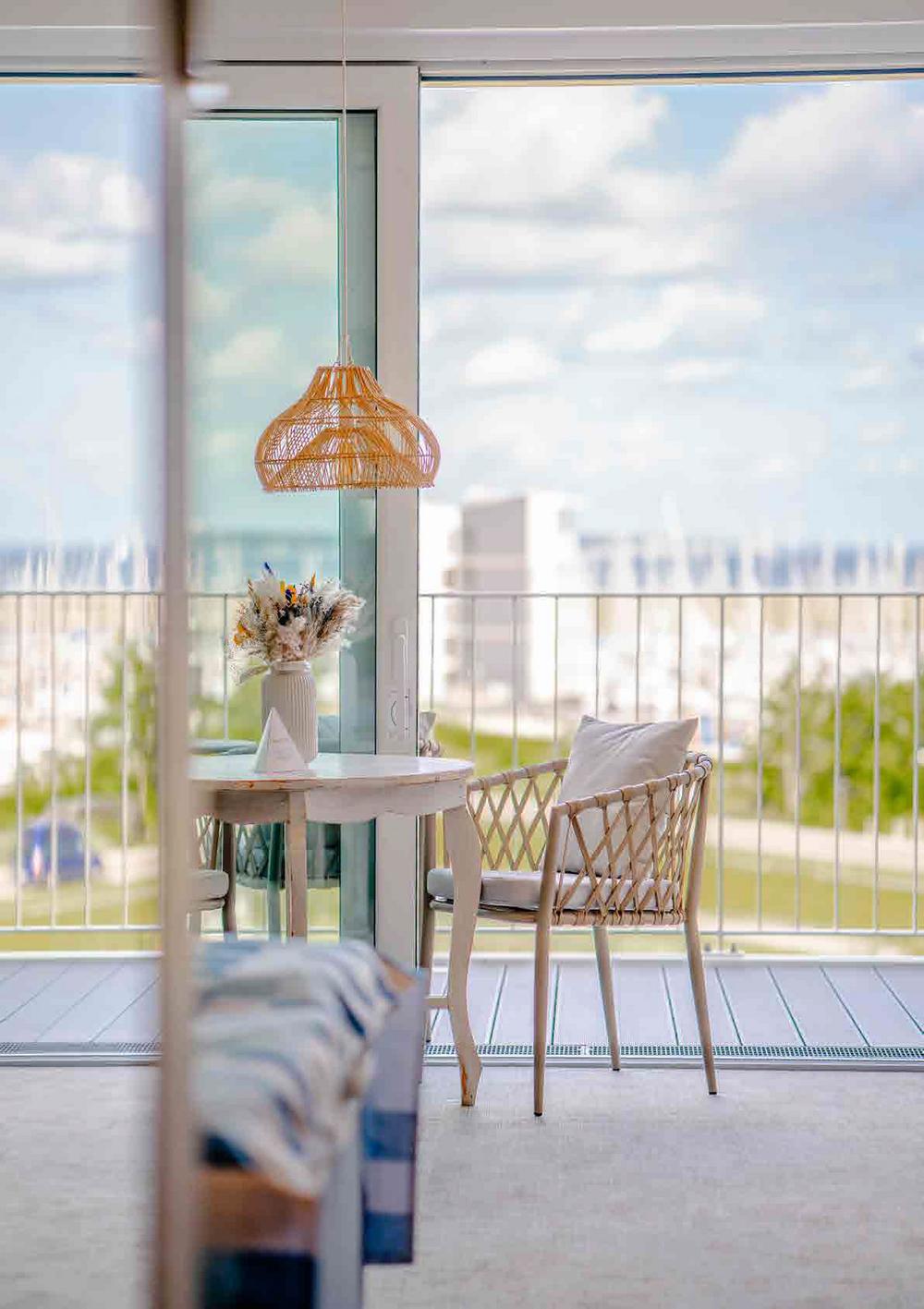 Bild Neubau Ferienapartments Marina Wendtorf Kiel: Bild eines hellen Hotelzimmers mit Balkon