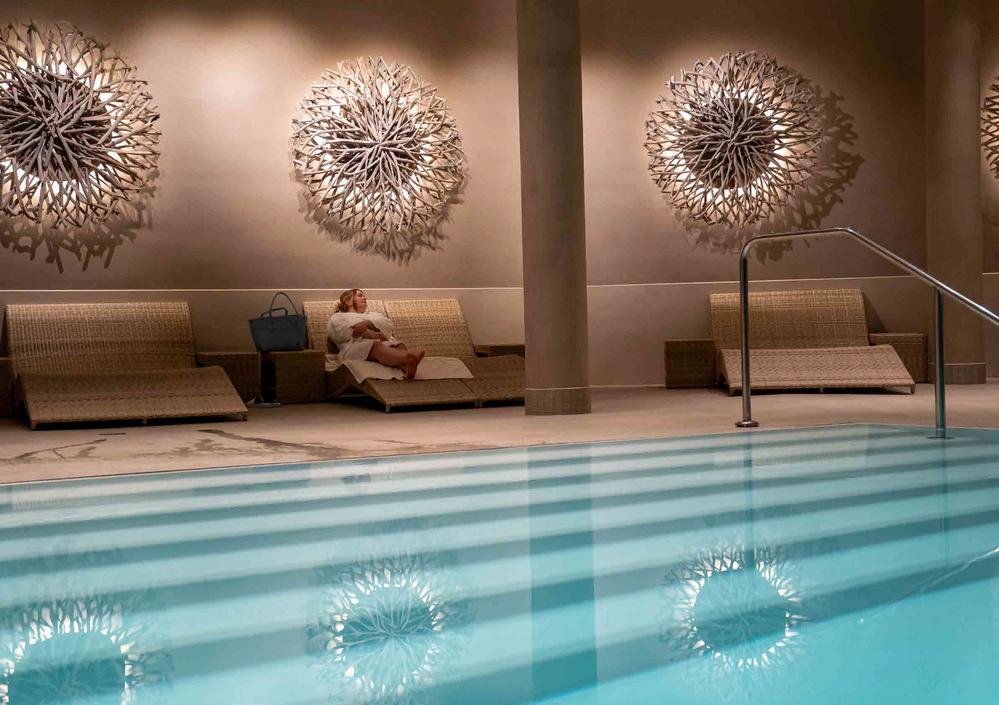 Bild Neubau Ferienapartments Marina Wendtorf Kiel: Bild einer Frau im Bademantel