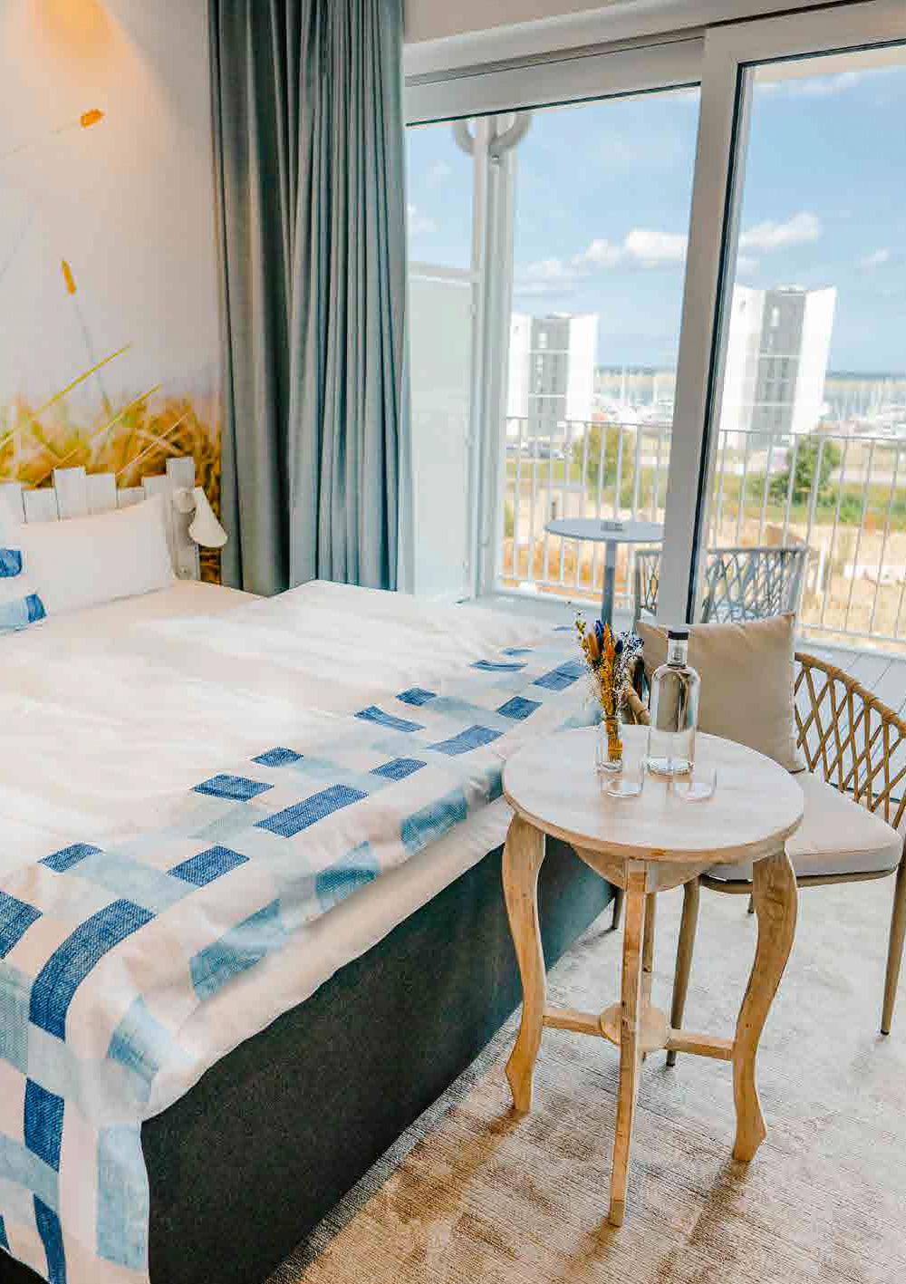 Bild Neubau Ferienapartments Marina Wendtorf Kiel: Bild eines hellen Hotelzimmers mit Balkon