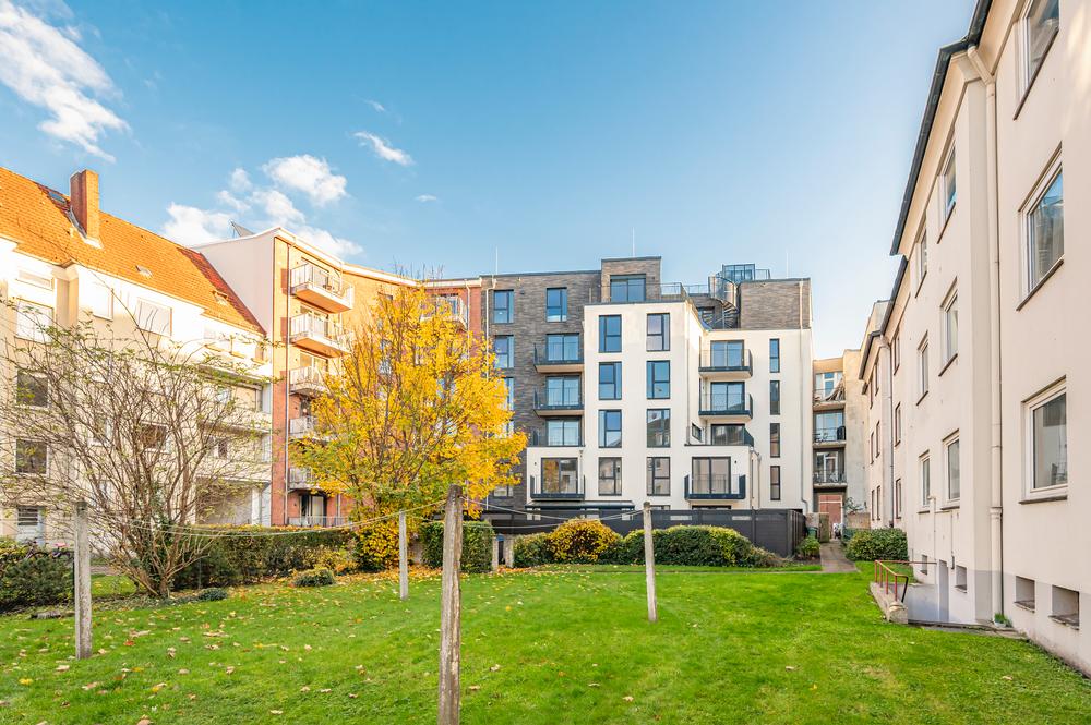 Bild Neubau Eigentumswohnungen Langenfelder Damm Hamburg: Hofansicht eines Mehrfamilienhauses