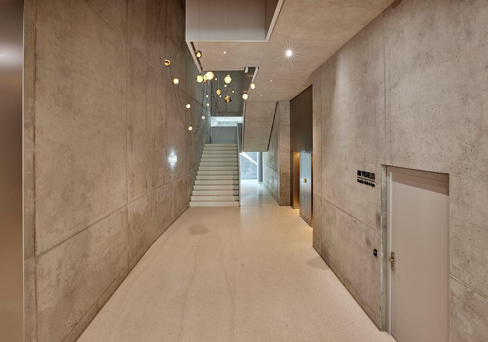 Bild Neubauprojekt SUITES AM TACHELES, Berlin: Bild eines Schwimmbads mit Liegen