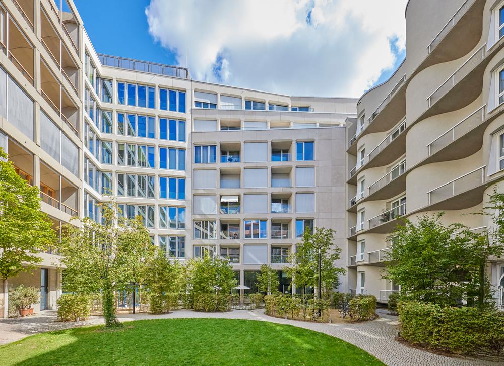 Bild Neubauprojekt SUITES AM TACHELES, Berlin: Bild eines modernen Wohnzimmers