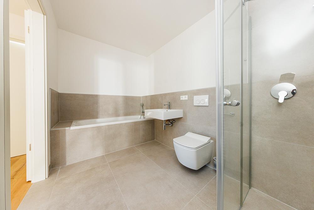 Bild Neubau Eigentumswohnungen Lauffener Straße Kirchheim am Neckar: Bild eines modernen Badezimmers