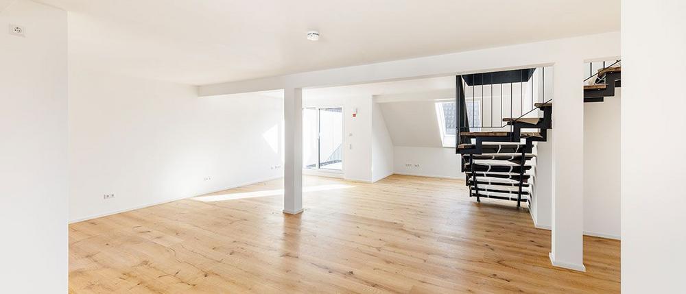 Bild Neubau Eigentumswohnungen Lauffener Straße Kirchheim am Neckar: Bild eines hellen Raums mit Treppe