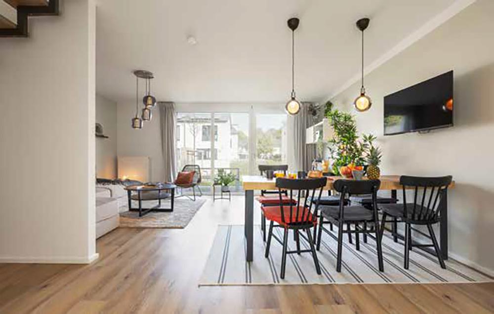 Bild Neubau Häuser Am Skandinavienkai Travemünde: Visualisierung eines hellen Wohnzimmers