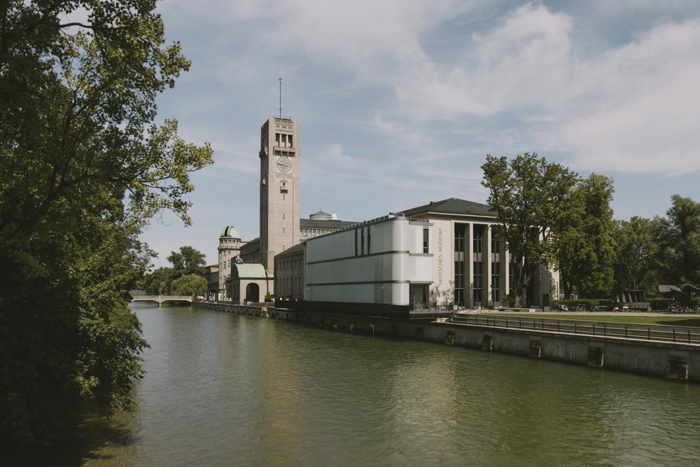 Bild Neubau L'Isar, München, Blick auf Fluss und grüne Umgebung