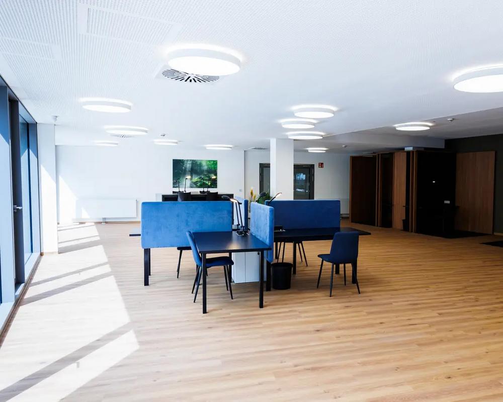 Bild Neubau Apartments Burgerstraße Nürnberg: Visualisierung eines Tischs mit vielen Stühlen