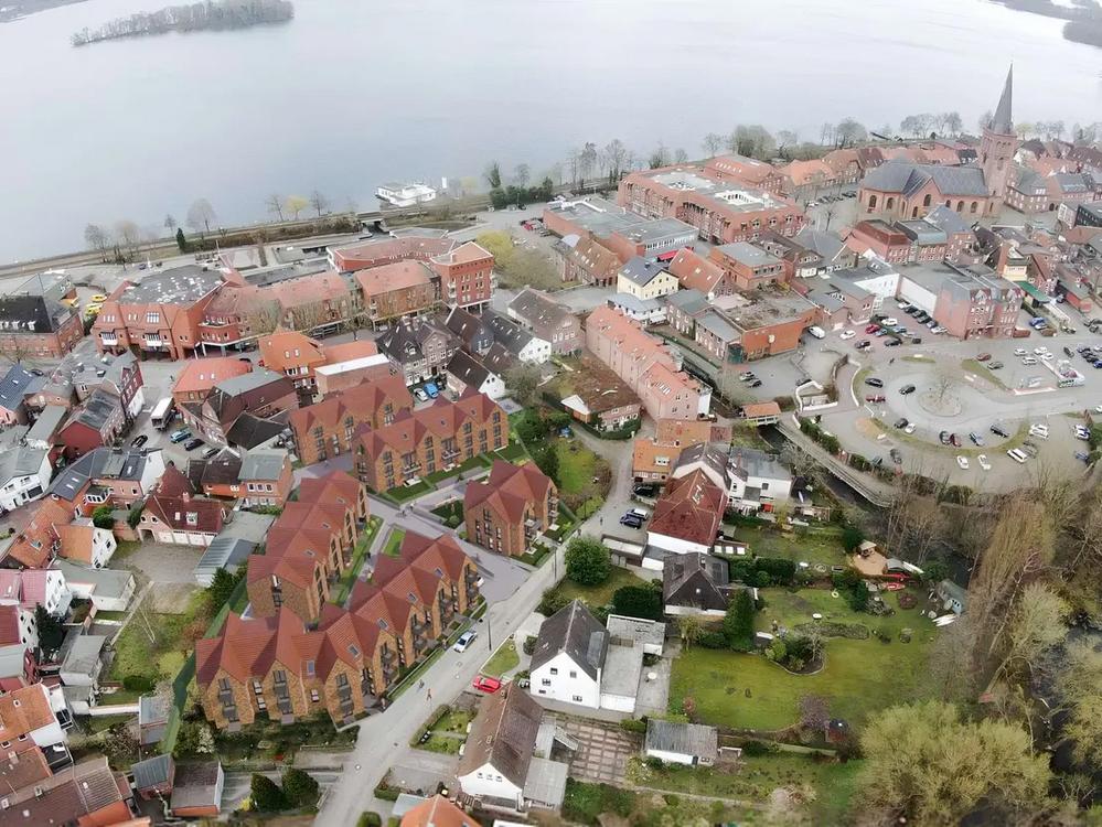 Bild Neubau Eigentumswohnungen Am Schwanensee Plön: Vogelperspektive auf Plön