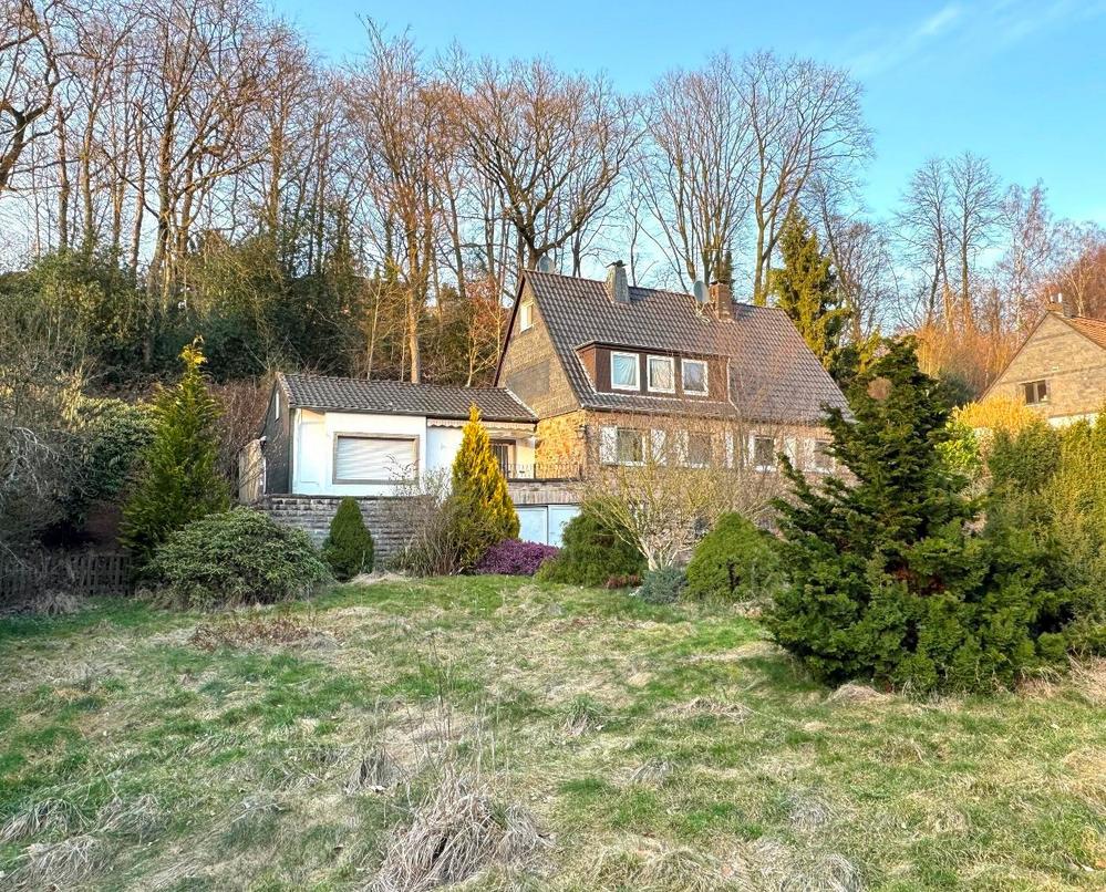 Bild Verkauf Grundstück Hummelshagen Essen: Bild eines alten Hauses mit Rasen davor