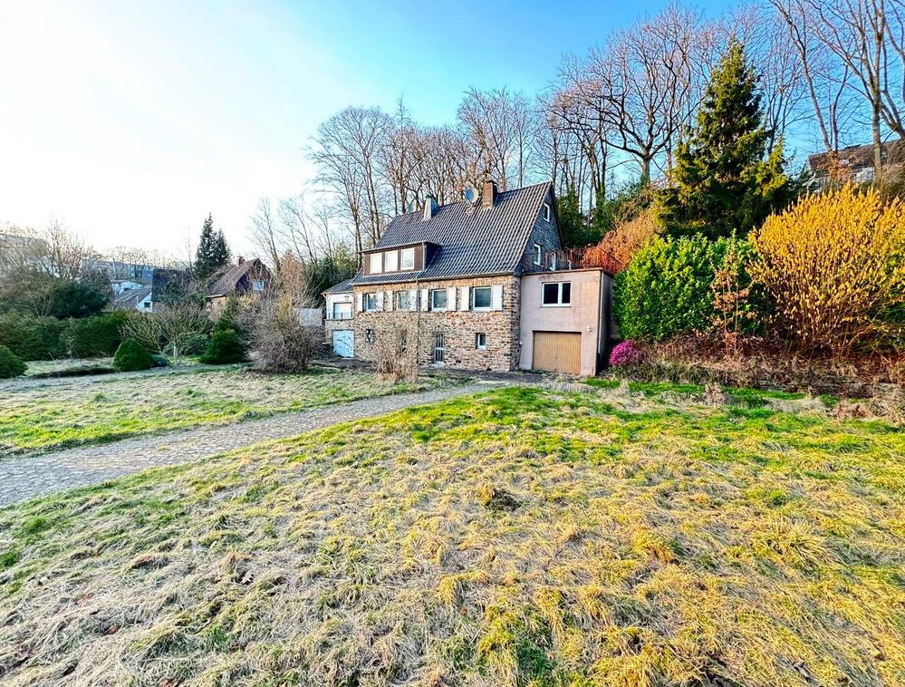 Bild Verkauf Grundstück Hummelshagen Essen: Bild eines alten Hauses mit Rasen davor