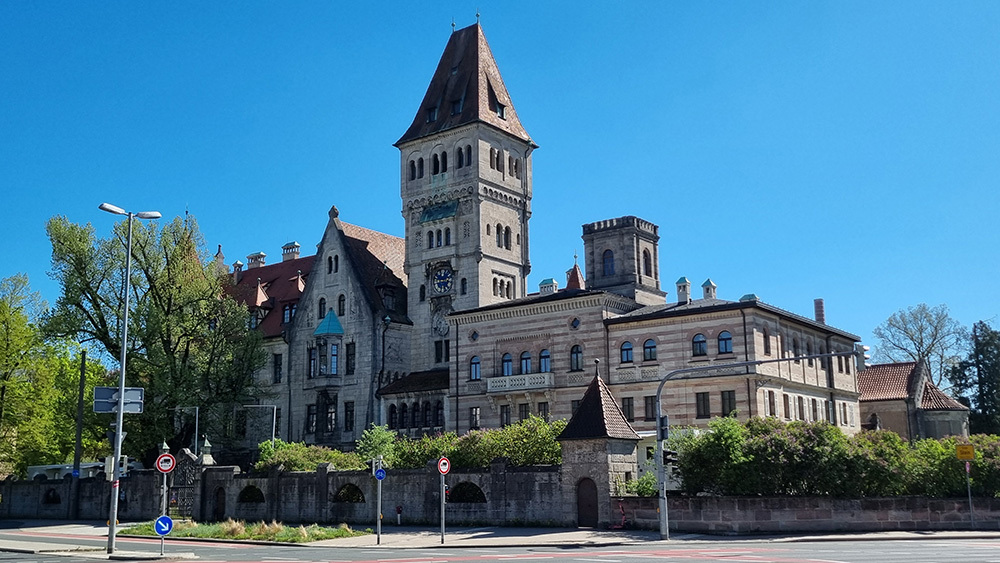 Bild Neubau Eigentumswohnungen Petersauracher Straße Nürnberg: Bild einer Kirche