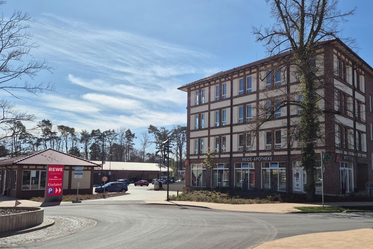 REWE und Ärztehaus mit Apotheke