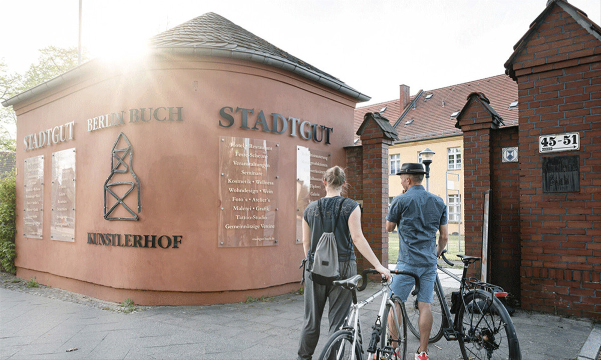 Das Stadtgut Berlin-Buch mit reizvollem Ambiente liegt nur 2 km entfernt