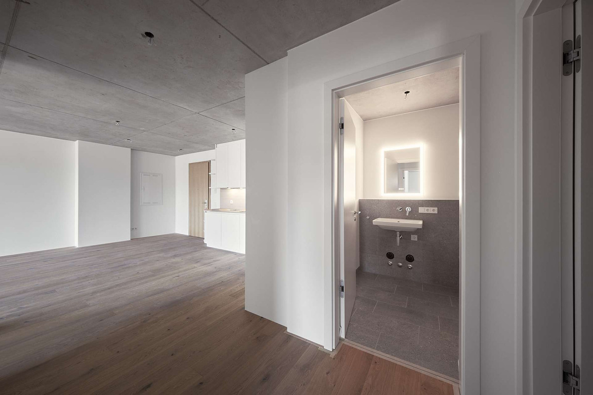 /bilder/unit/126/126457/281851-7yvakluhbyfpxjtzyjlxnecl-flur_mit_blick_zur_wohnkuche_und_dem_dusch-_und_wannenbad_-_herderga.jpg