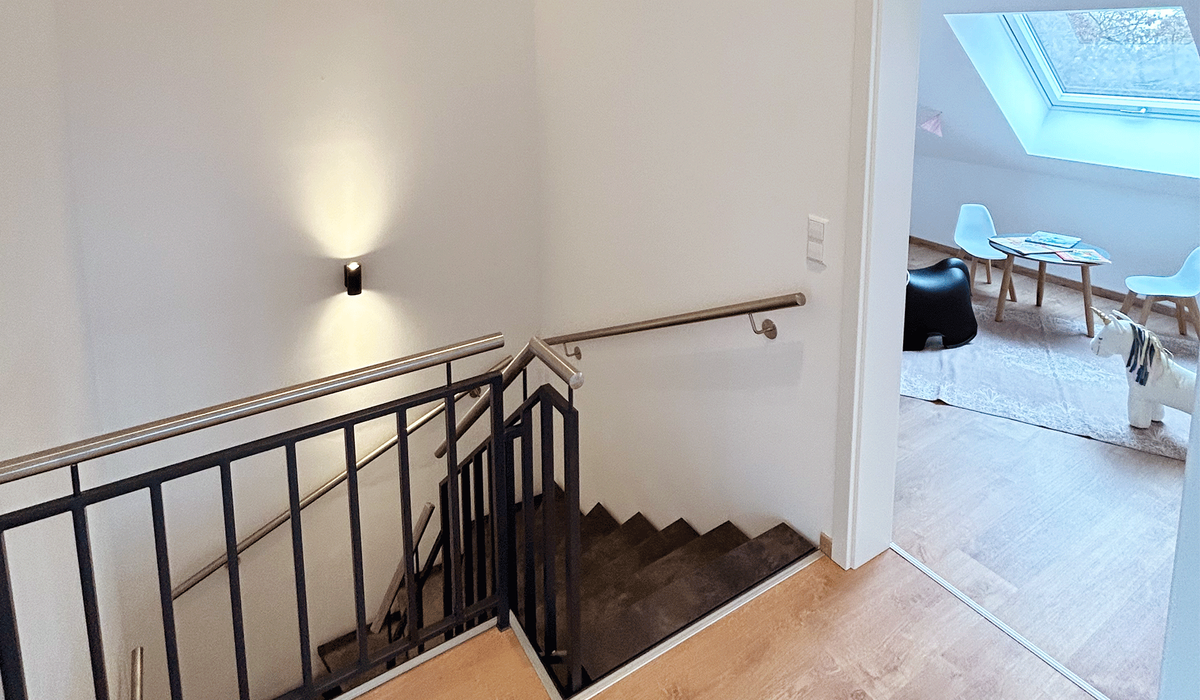 Flur im Dachgeschoss mit Blick ins Kinderzimmer