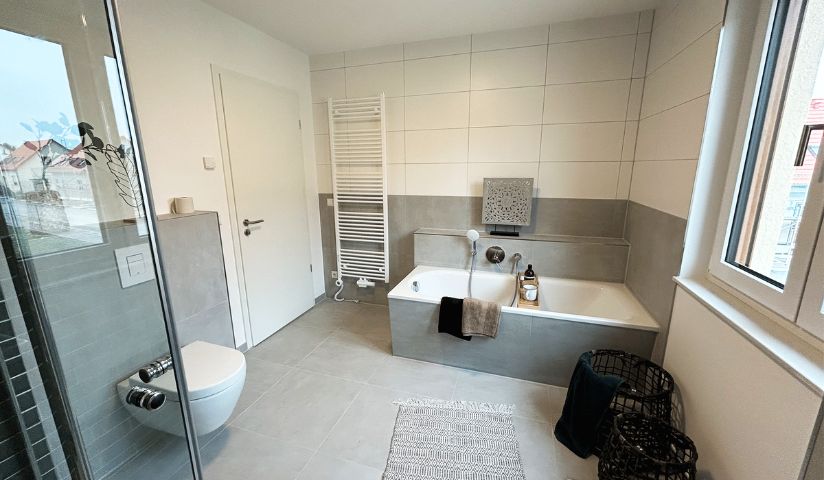 Badzimmer Obergeschoss mit Wanne