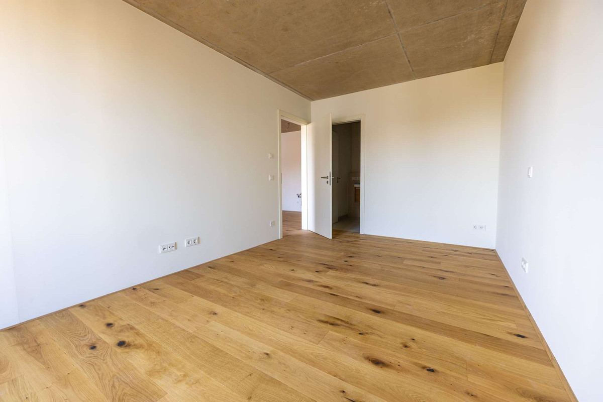 Masterschlafzimmer mit Blick zum Masterbad - HERDERGÄRTEN 1.2.2