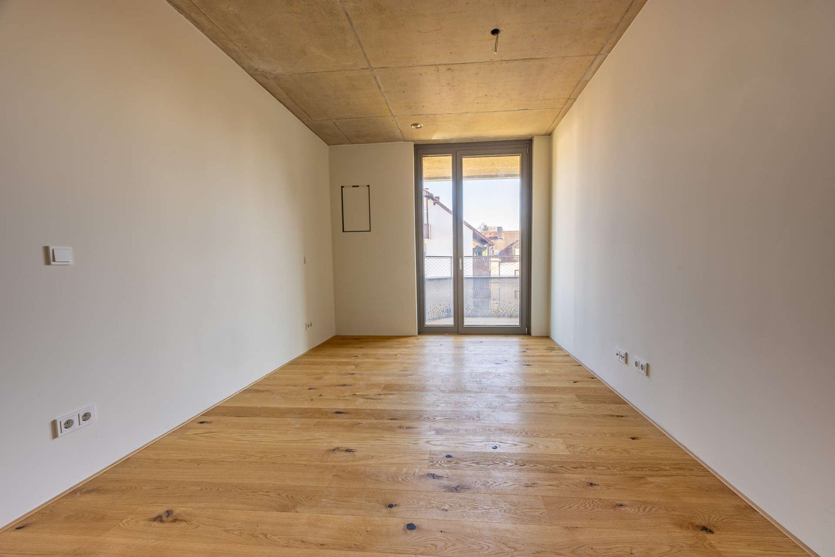 Masterschlafzimmer mit Blick zum bodentiefen Fenster - HERDERGÄRTEN 1.2.2