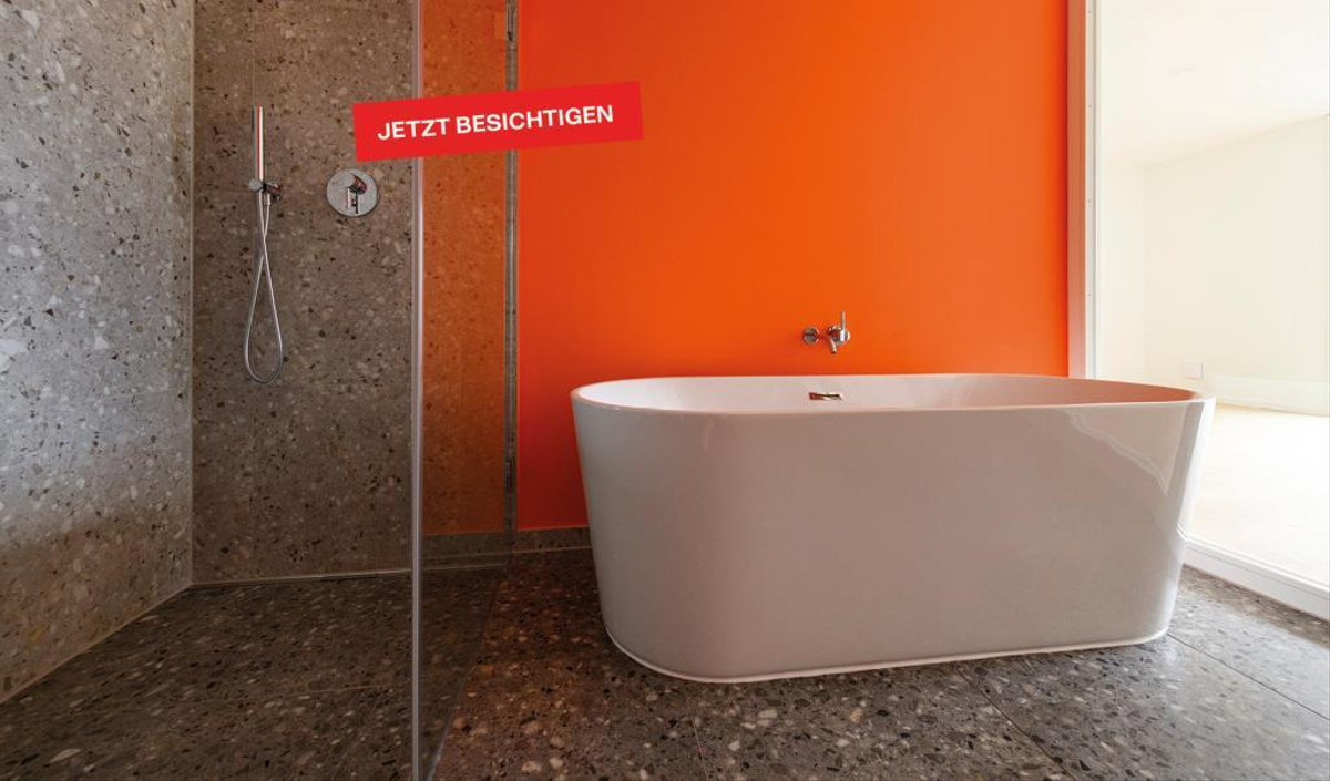 Mit freistehender Badewanne