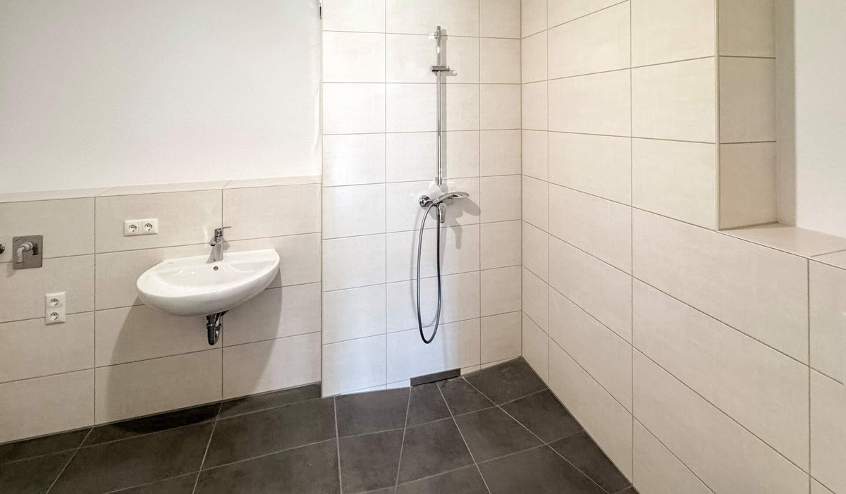 Zeit für sich im Badezimmer mit Dusche