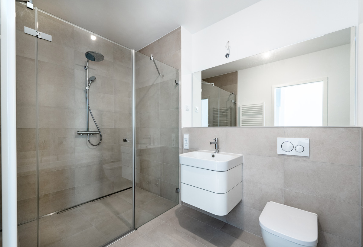 Wannenbad mit Dusche