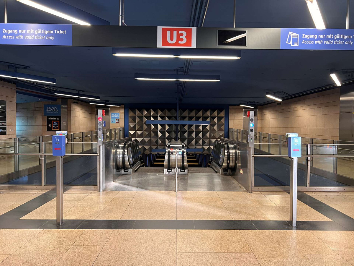 U-Bahn 3 (12 Fahrtmin. entfernt)