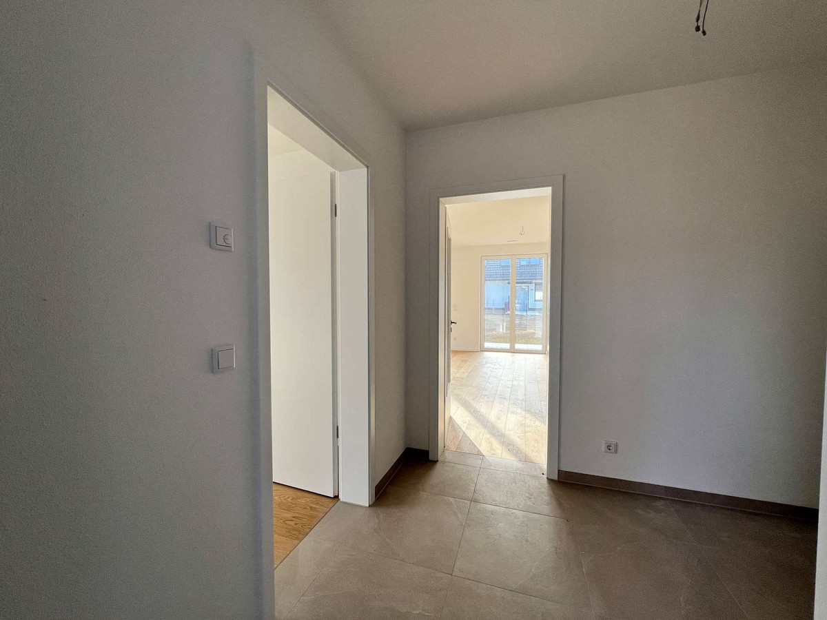 Eingangsbereich/Garderobe + Gäste-WC