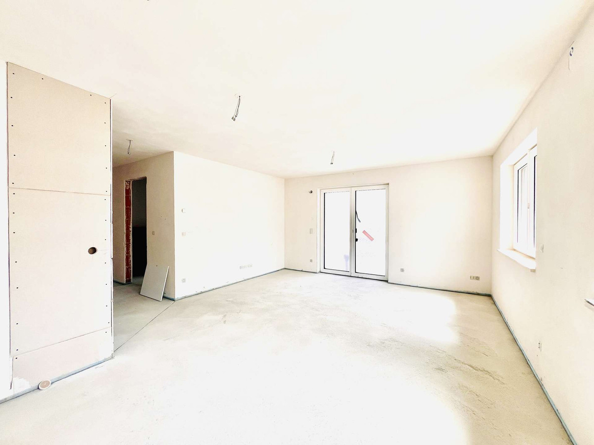 Wohnzimmer mit Zutritt zum Balkon