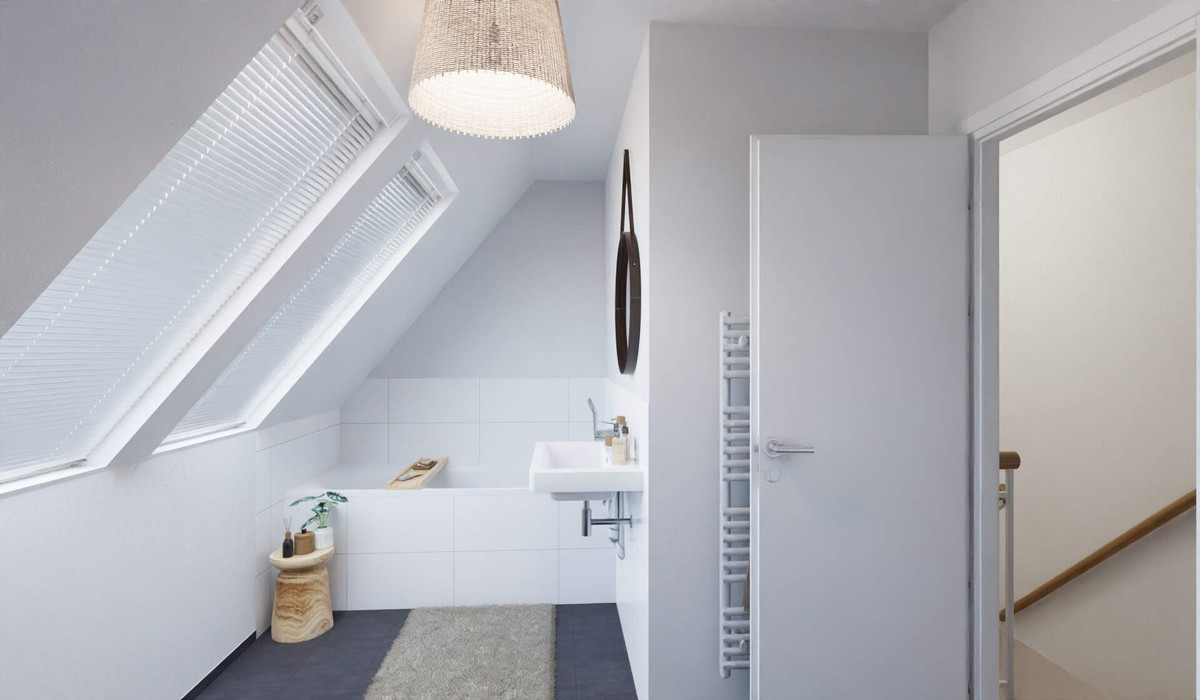 Tageslichtbad mit Badewanne und bodengleicher Dusche