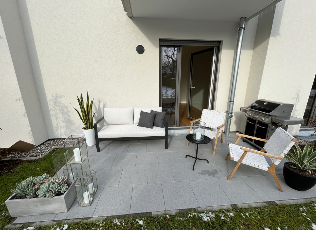 Terrasse, mit KI möbliert