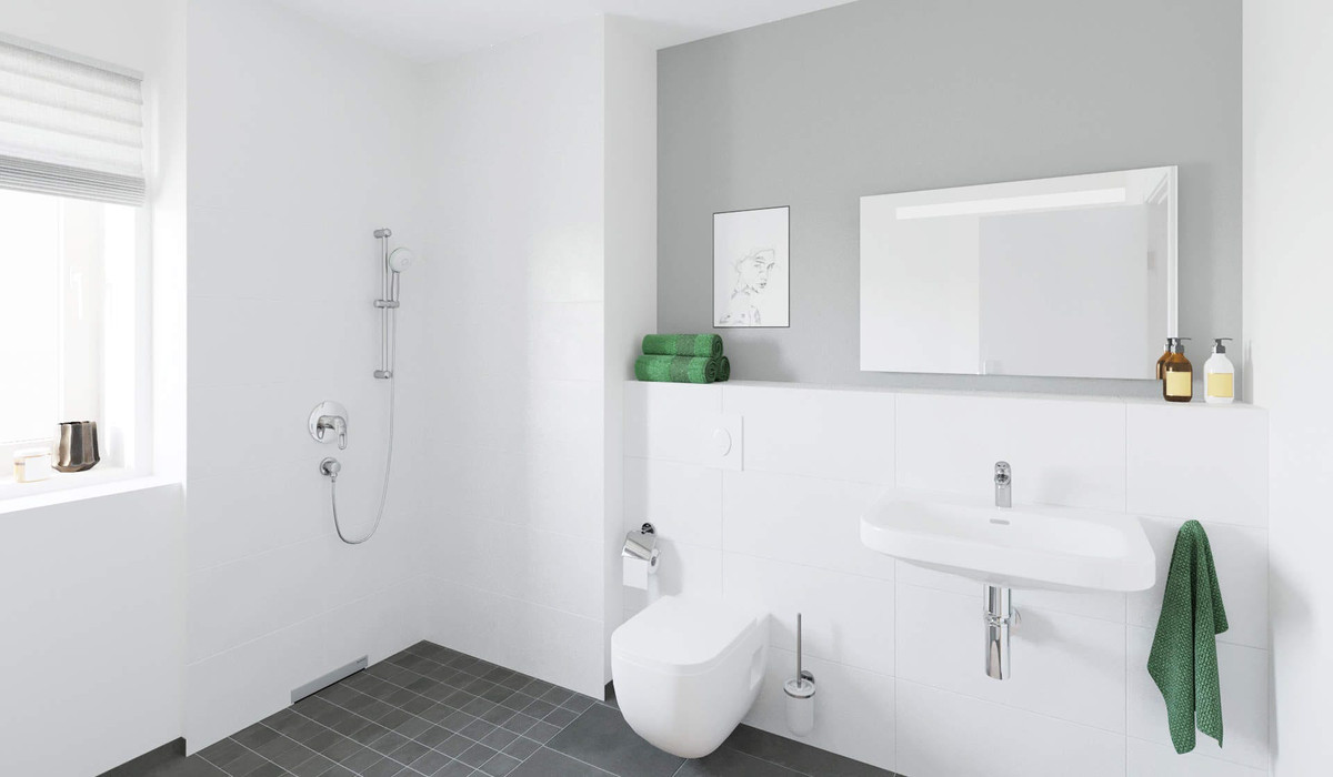 Modernes Tageslichtbad mit bodengleicher Dusche und Badewanne