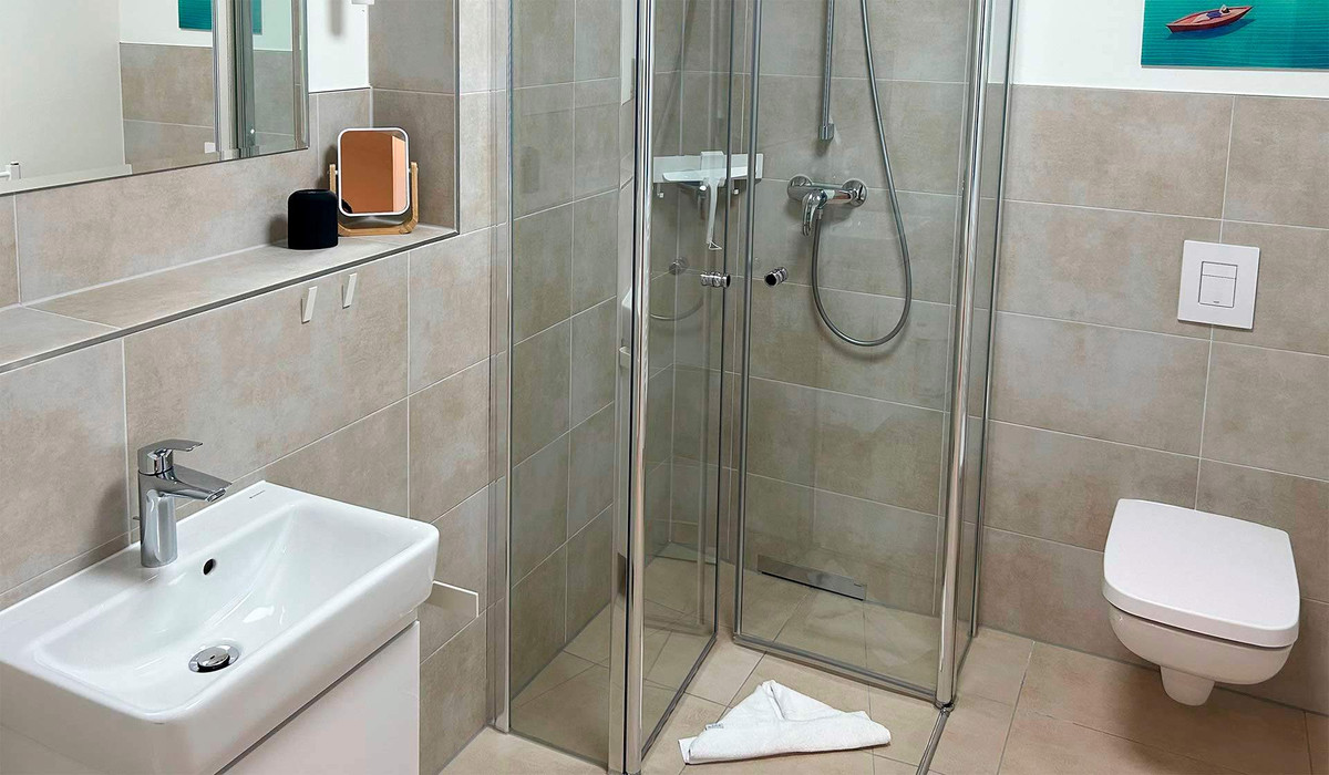 modern gefliestes Duschbad 2
