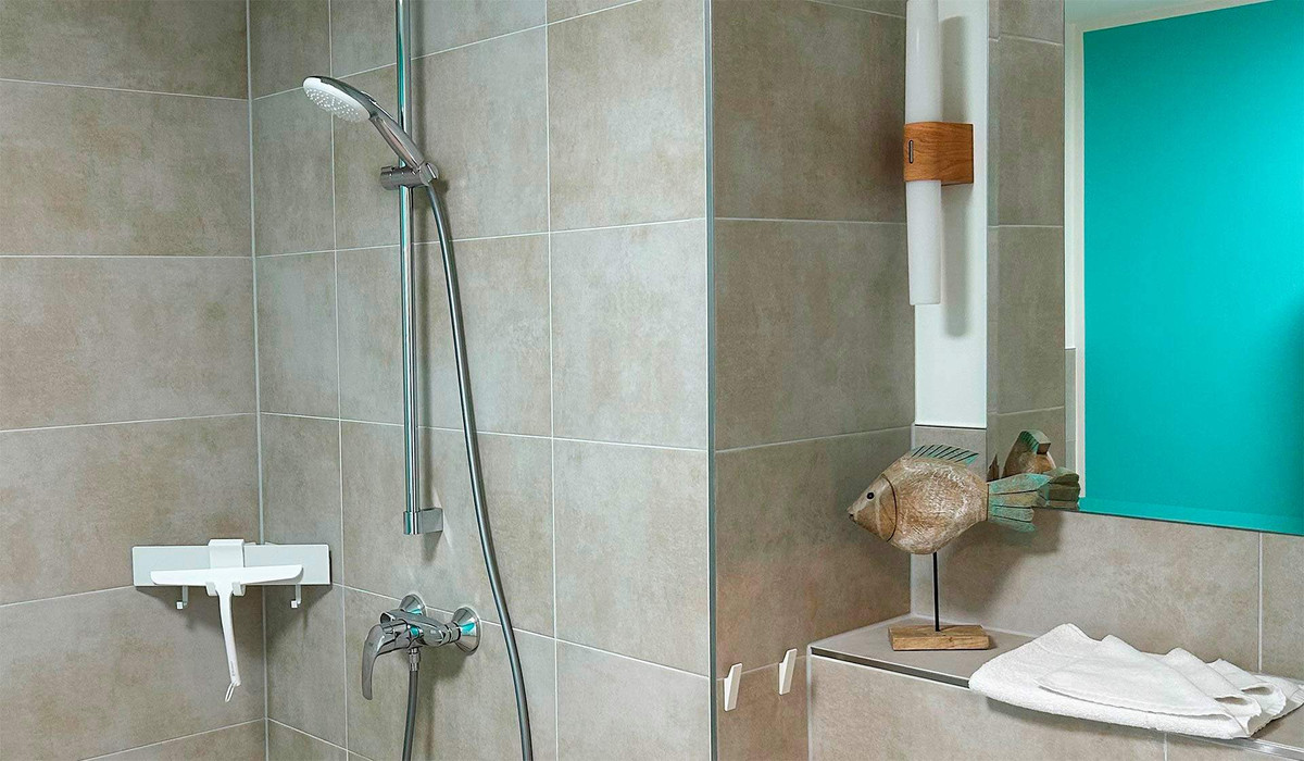 modern gefliestes Duschbad 1