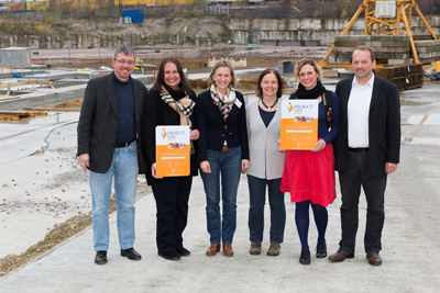 „Die Feier zum Baubeginn des Gottfried Keller Carrés in München-Pasing wurde von einer Spendenübergabe der PROJECT Life Stiftung in Höhe von 10.000 € an zwei gemeinnützige Organisationen aus München begleitet, v.l.: Christian Müller und Graciela de Cammerer vom Förderverein für Kinder und Jugendliche im Münchner Westen e.V., Petra Seeberger, Vorstand PROJECT Life Stiftung, Susanne Oberhauser-Knott und Stephanie Kramer von der Inneren Mission München sowie Rainer Bargenda, Vorstand PROJECT Immobilien.“