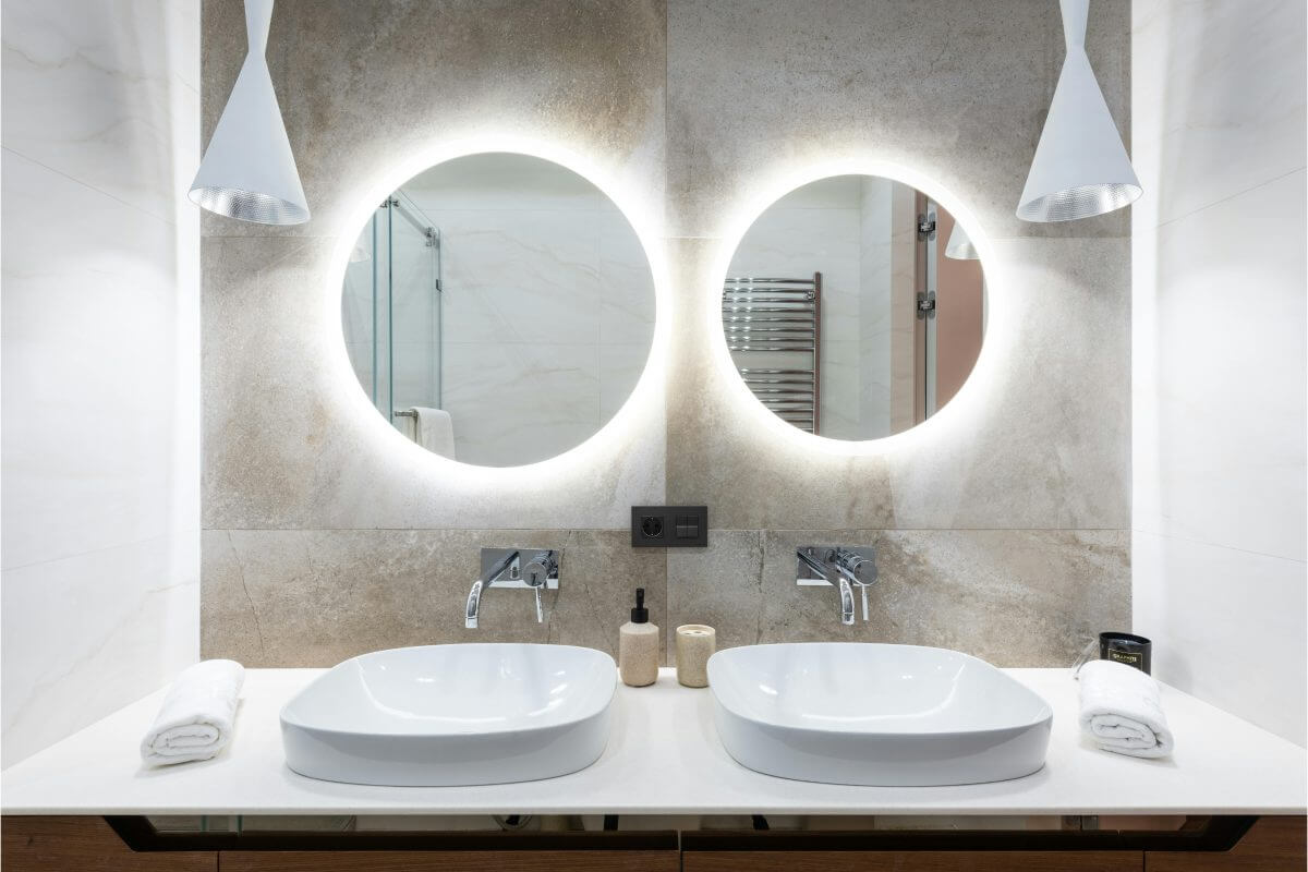 Badezimmer mit Spiegel und Waschbecken